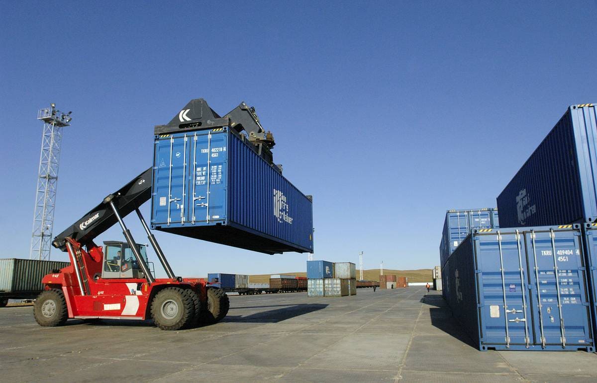 Universal containers are used for sea transportation, which can then be transshipped onto the railway or road transport difreight