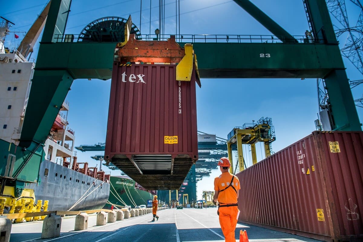 Cargo handling and forwarding in the port: more details about these stages of maritime logistics